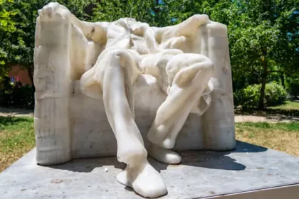 Abraham Lincoln wax statue melts in Washington DC | FAME DELIVERED