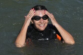 Paris mayor dips in Seine to prove cleanliness before Olympics